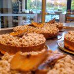 Delizia di mele: base di frolla, velo di confettura di albiccocca, mele spadellate, crumble leggermente salato.