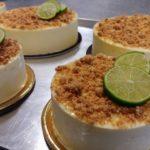 Mousse al lime e cioccolato bianco, crumble di mandorle e una grattatina di bottarga per dare sapidità