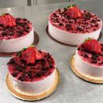 Pan di Spagna con bagna al porto, mousse alla fragola al pepe del Sechuan, inserimento di gelatina al Porto, crumble al cacao.